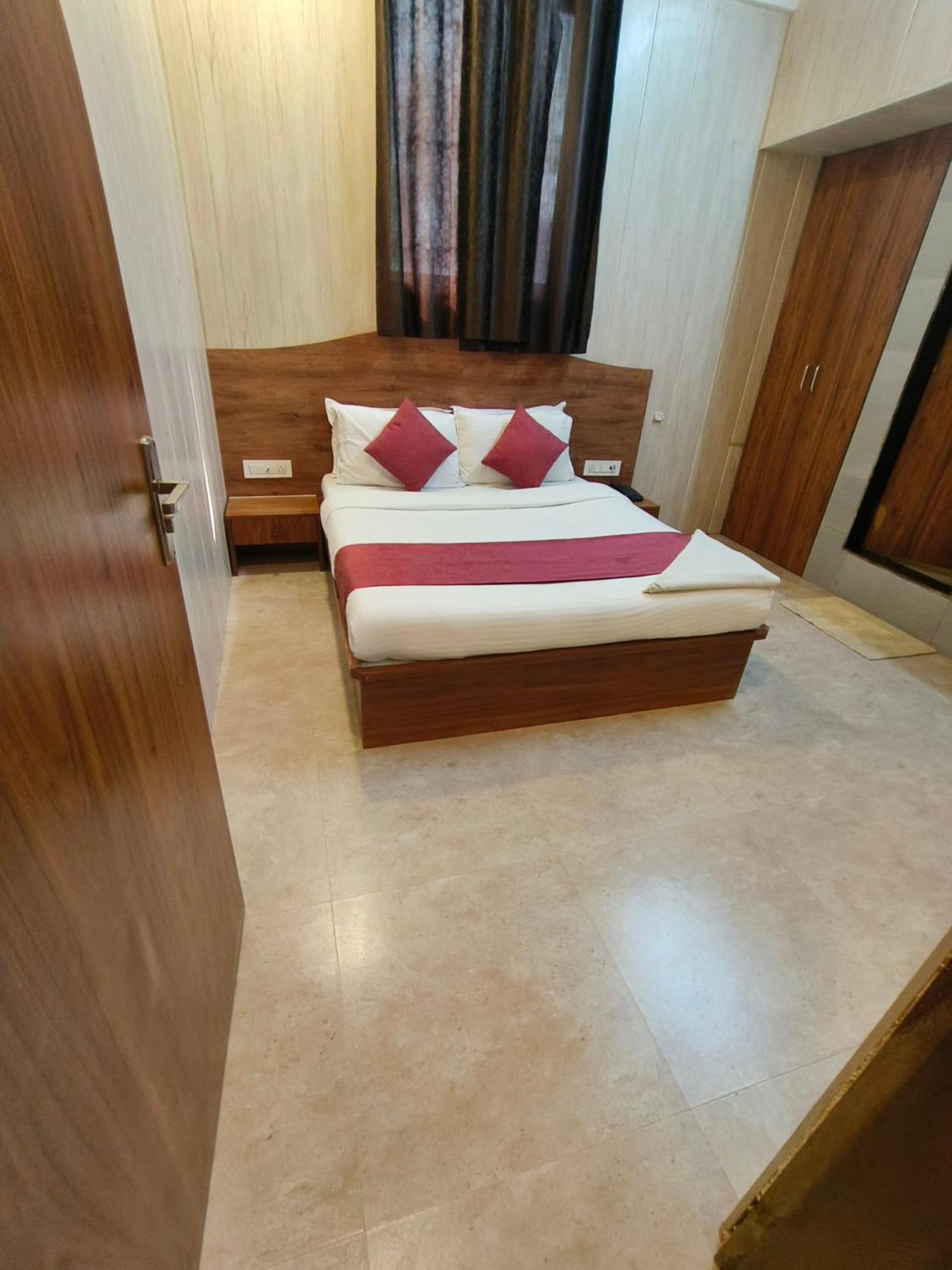 Hotel Beach Crown Juhu Мумбаи Экстерьер фото