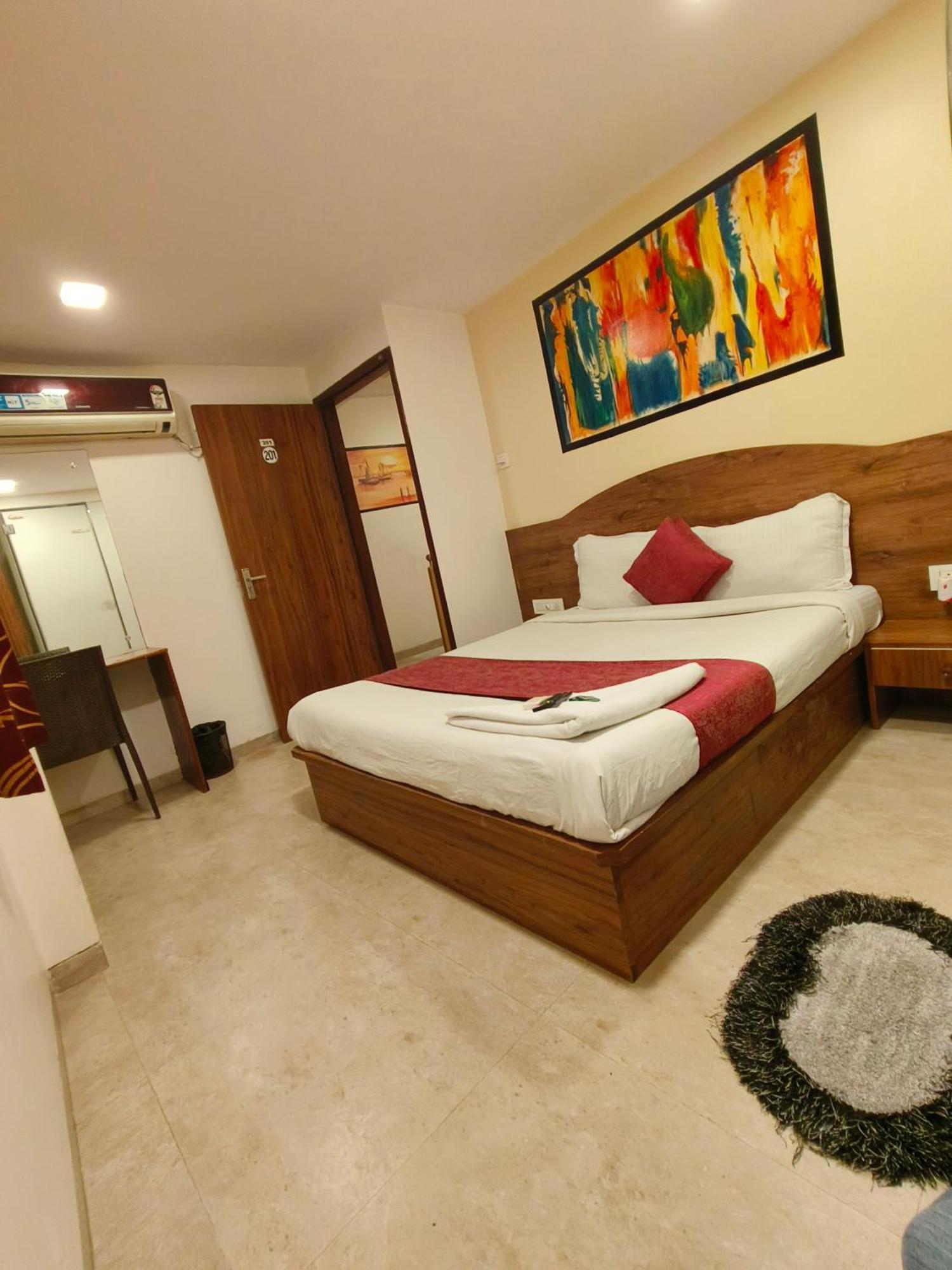 Hotel Beach Crown Juhu Мумбаи Экстерьер фото