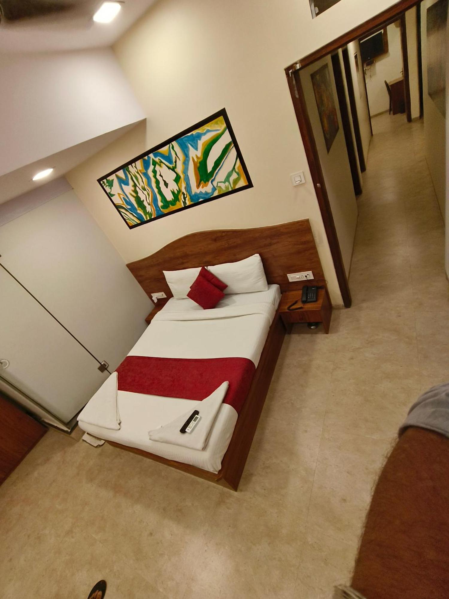 Hotel Beach Crown Juhu Мумбаи Экстерьер фото